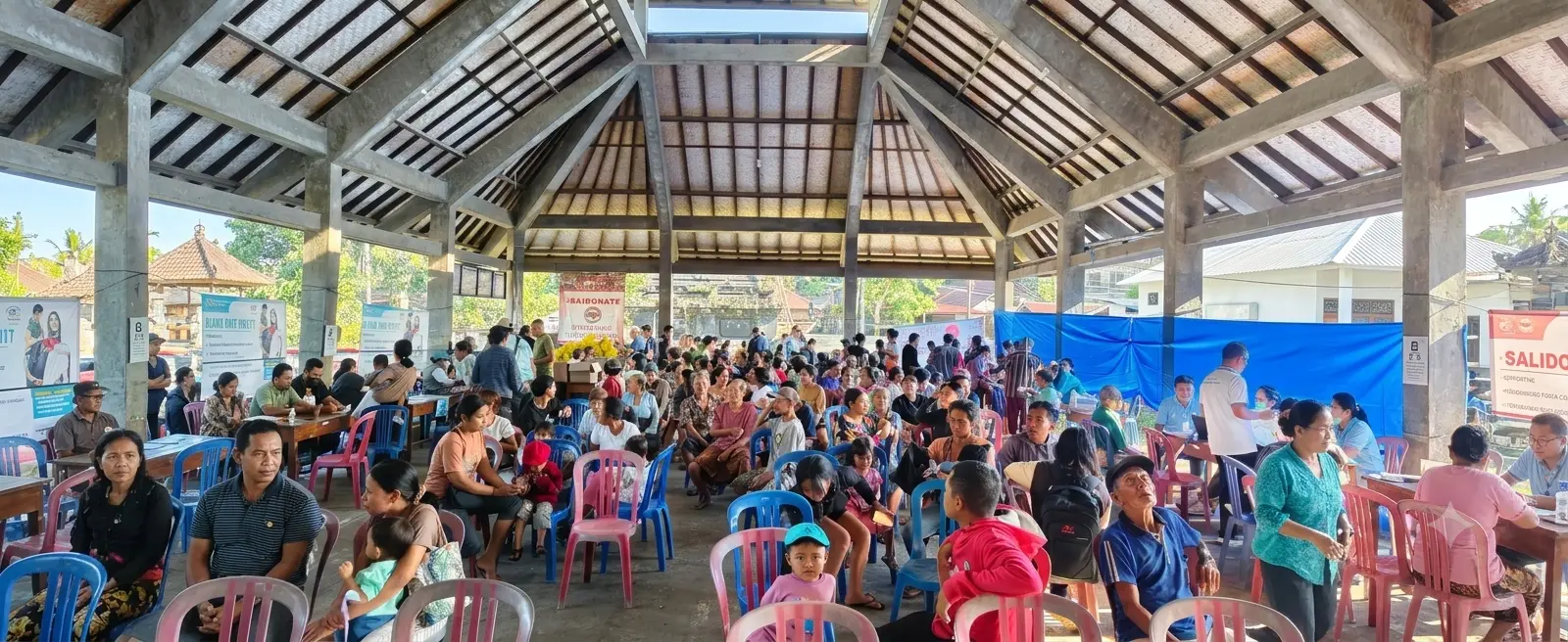 Hundreds of residents gathered at a village pavilion during Bali Sehat Clinic's Healthy Day outreach in Desa Kesimpar