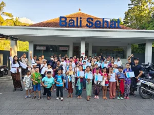Fun English graduation group photo in front of Bali Sehat Clinic in Amed, Bali