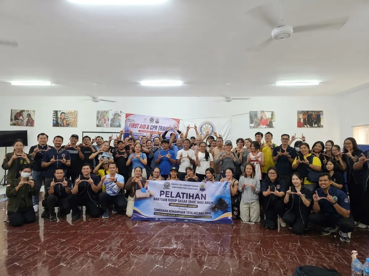 Bali Sehat team, Universitas Udayana medical staff, Rotary International members, and community participants pose together after completing the CPR and First Aid Training.